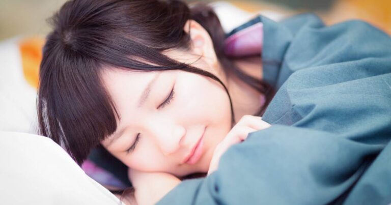 眠る美少女