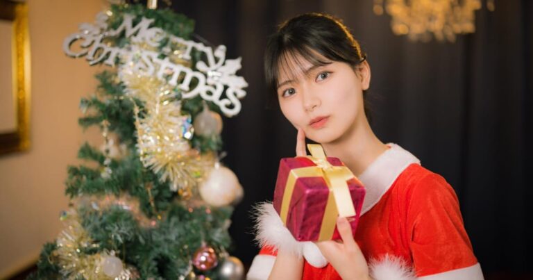 クリスマスツリーとプレゼントと美少女
