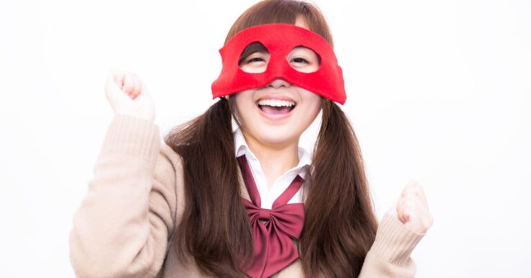 怪しい仮面をした美人女子高生