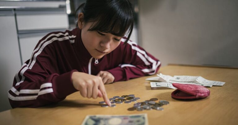 切り詰めて子供のために貯金する美人ママ