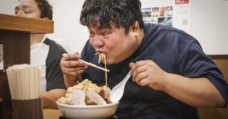 日本のラーメン二郎が火事になった結果！火の中で食べ続けるジロリアンにタイ人がビックリ！【タイ人の反応】