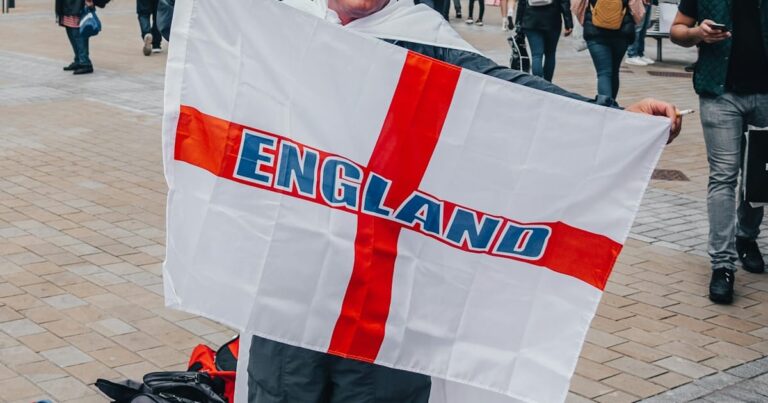 日本人「八坂神社で外国人を注意したところ、多人数から罵られ続けました。みなさん助けてください」【タイ人の反応】