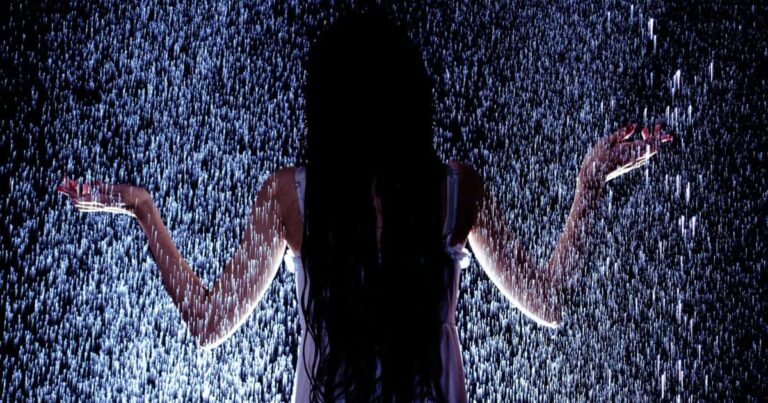 ゲリラ豪雨に打たれる女性