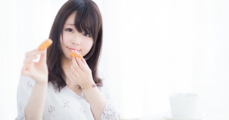 何かを食べる美女