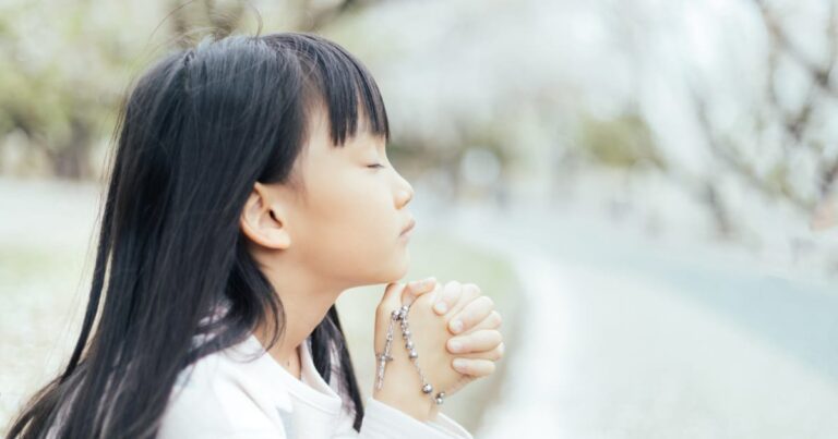 祈る女子小学生