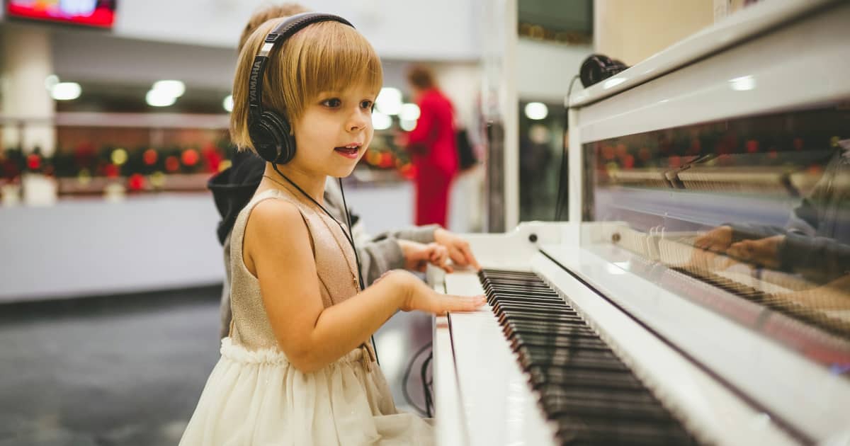 ピアノのを引きながら歌う外国人少女