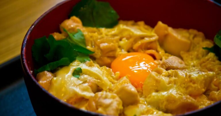 卵の黄身が乗った親子丼