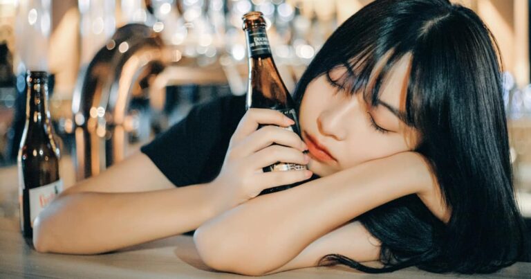 ビールを飲む美女