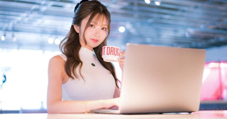 仕事をしている美女