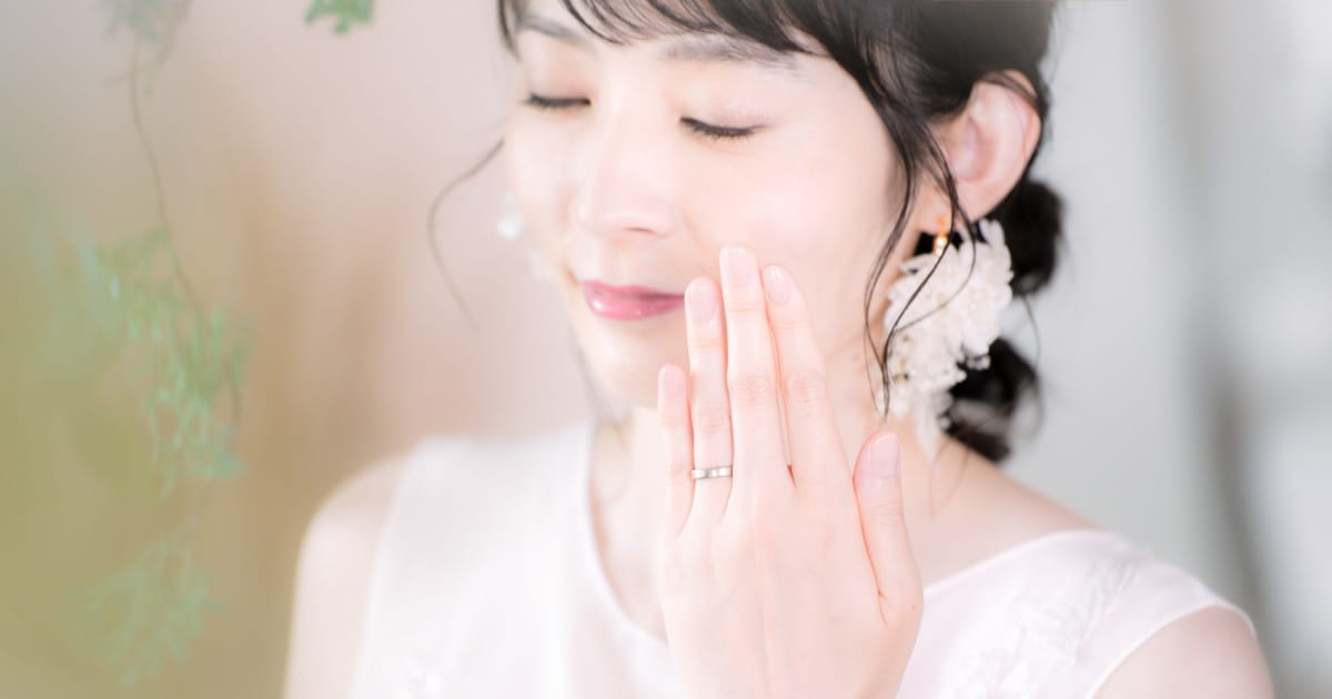 指輪をする美女