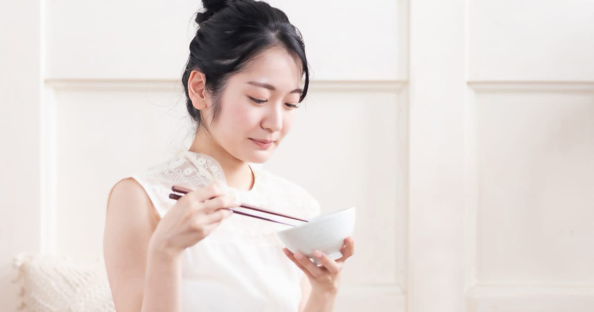 ご飯を食べる美女