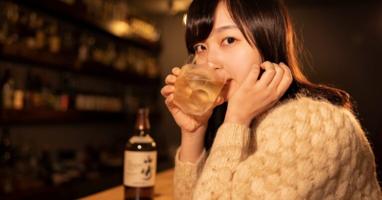 バーでお酒を飲む女性