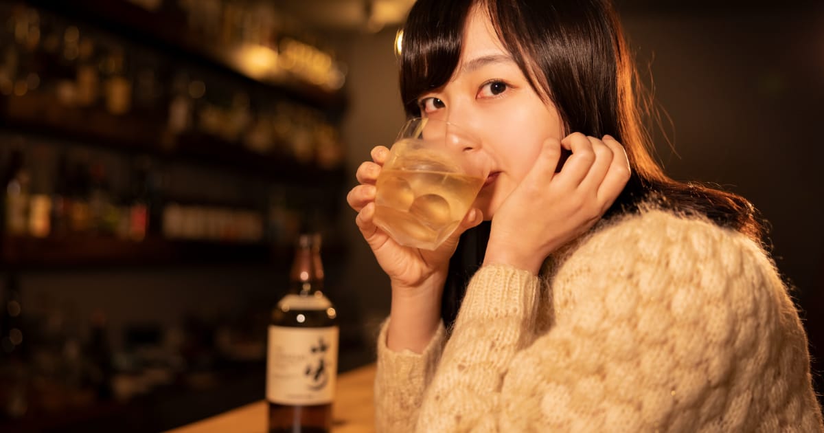 バーでお酒を飲む女性